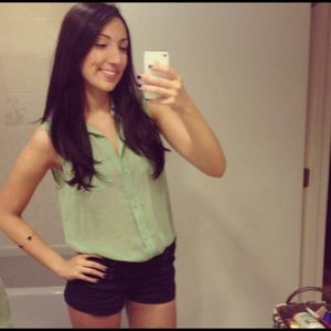 Forever 21 Button down sleeveless blouse